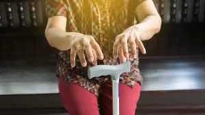 Tremor (Titreme hastalığı) belirtileri taşıyan kadın