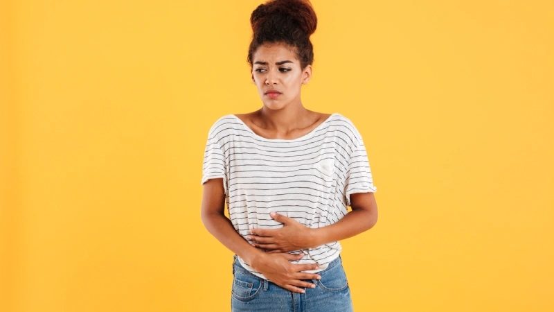 Tüp mide ameliyatı sonrası ağrılar yaşayan kadın