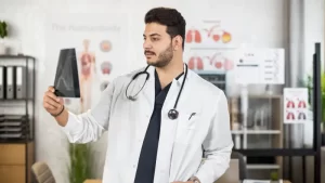 bt anjiyo doğruluk oranı sonuçları inceleyen doktor