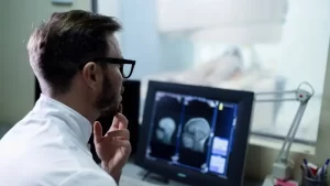 bt anjiyo türleri anjiyografi sonuçları inceleyen doktor