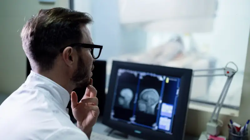 bt anjiyo türleri anjiyografi sonuçları inceleyen doktor