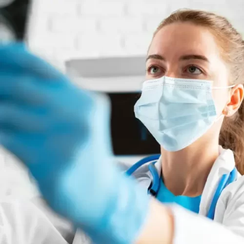 damar hastalıklarında bt anjiyografi sonuçlarını inceleyen doktor