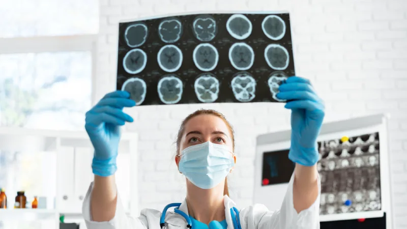 emar taramasında radyasyon riski röntgen inceleyen doktor