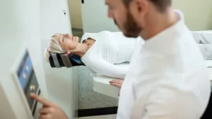 hipofiz mr uygulaması yapılan kadın hasta ve radyolog