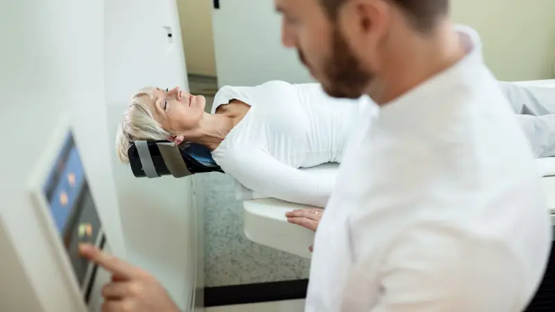 hipofiz mr uygulaması yapılan kadın hasta ve radyolog