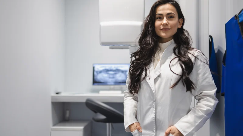 kadınlar için bt anjiyografi çekimi yapan doktor