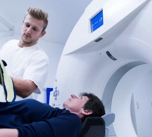 Koroner bt anjiyografi avantajları hakkında bilgi veren doktor