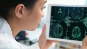 koroner bt anjiyografi nasıl çekilir bt anjiyo sonuçları inceleyen doktor