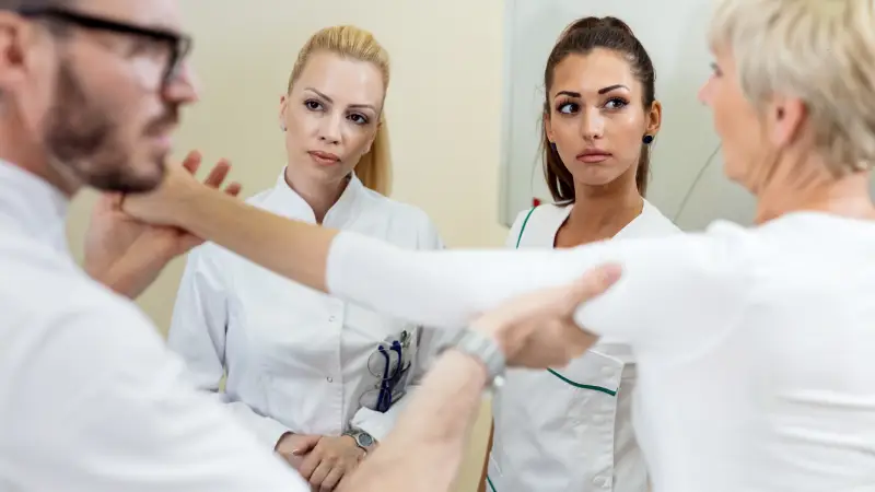 koroner bt anjiyografi sonrası ağrı oluşumunu kontrol eden doktorlar ve hasta