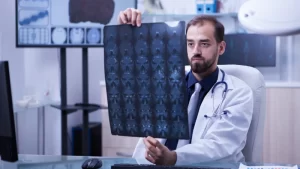 Koroner Bt Anjiyografi Ameliyat Sonrası Komplikasyonlar anjiyo sonucu inceleyen doktor