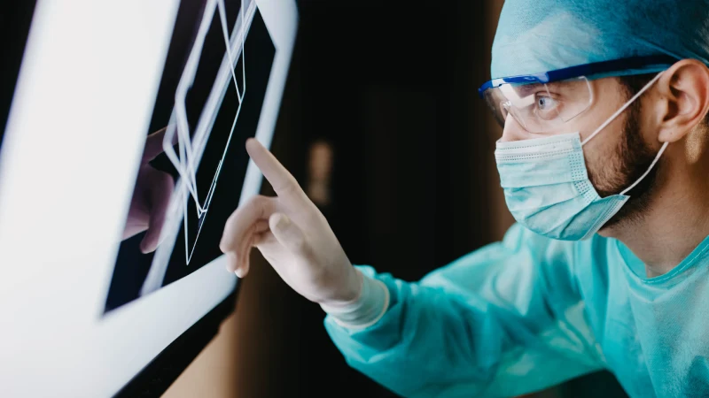 koroner bt anjiyografi yan etkileri tomografi inceleyen doktor