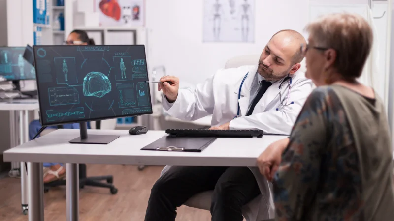 koroner kalsiyum skorlaması riskleri hakkında görüşen doktor ve hasta