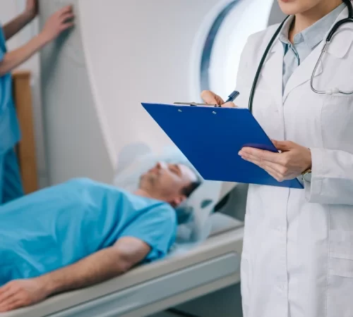 Pulmoner bt anjiyografi süreçleri hakkında bilgi veren doktor