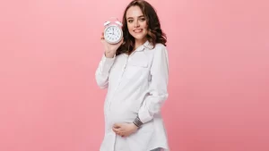 Tüp bebek tedavi süresini bekleyen kadın