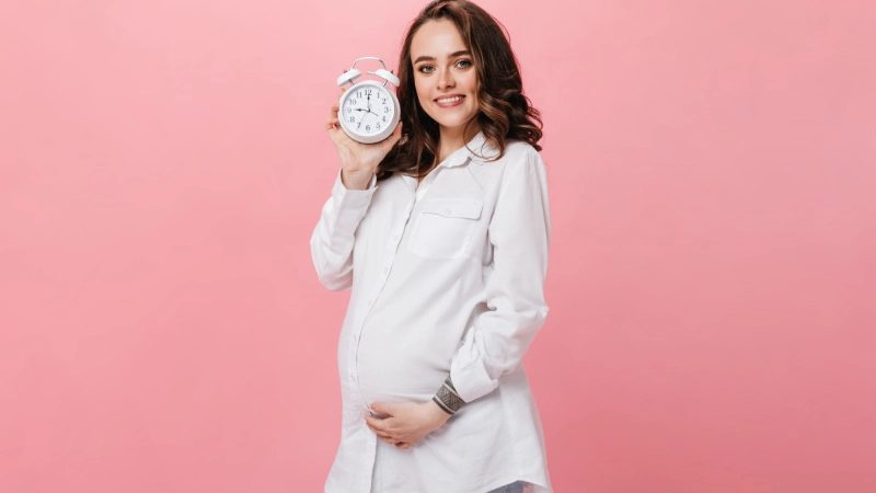 Tüp bebek tedavi süresini bekleyen kadın