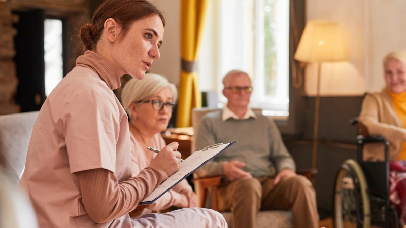 Evde Fizik Tedavi Avantajları Hakkında Bilgi Veren Doktor
