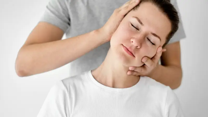 fizik tedavide iyileşme nasıl anlaşılır fizik tedavi uygulanan kadın