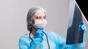 ilaçlı emar yan etkileri inceleyen doktor