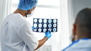 kadınlarda emar taraması sonuçları inceleyen radyolog