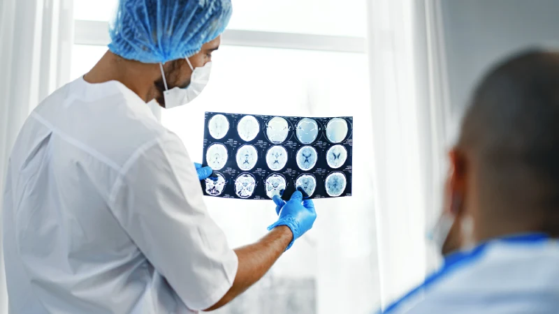 kadınlarda emar taraması sonuçları inceleyen radyolog