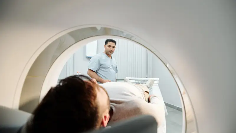 Kardiyak MR Sonuçları Ne Zaman Çıkar emar çekilen hasta ve radyoloji teknisyeni