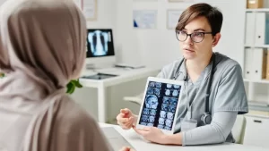 kapalı emar avantajları hakkında bilgilendiren doktor ve hastası