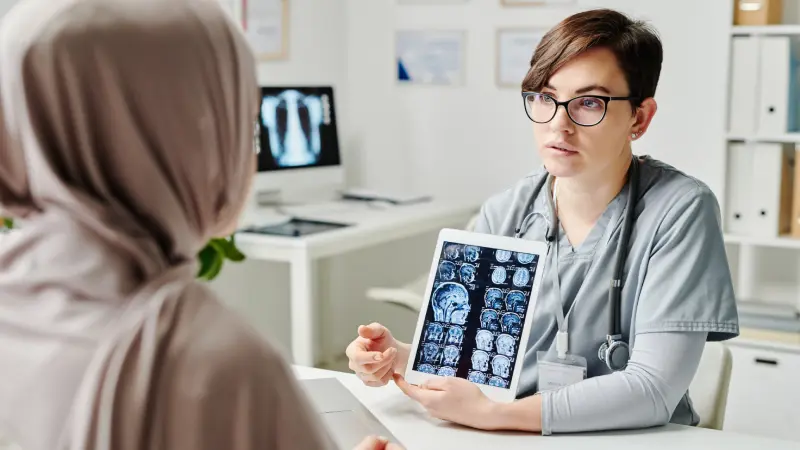 kapalı emar avantajları hakkında bilgilendiren doktor ve hastası