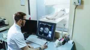 kapali mr uygulaması yapılan hasta ve radyolog