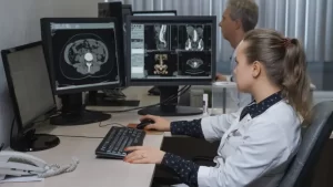 kardiyak mr ne kadar sürer emar sonuçları inceleyen radyologlar