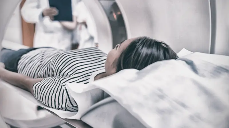 klostrofobi nedeniyle mr korkusu yaşayan kadın hasta