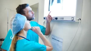 Kontrastlı MR zararları hakkında konuşan doktorlar