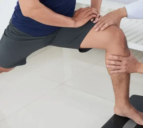 manuel terapi fiyatları dizine manuel terapi uygulanan adam
