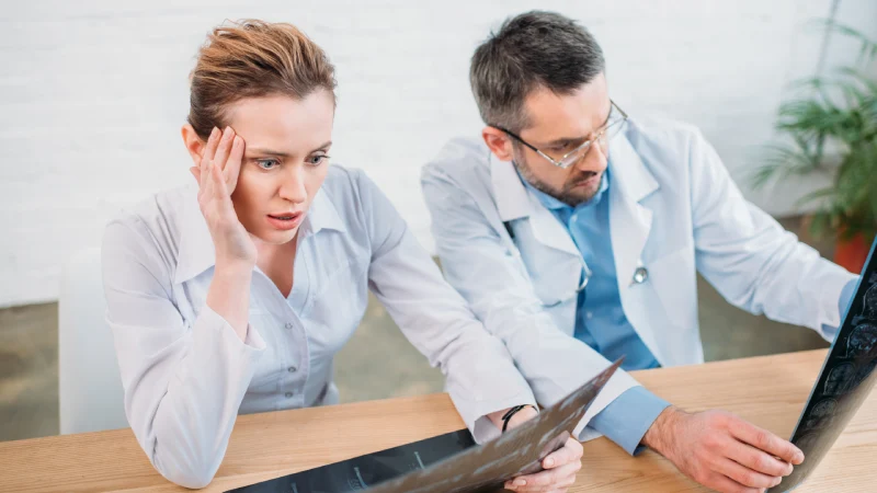 MR ve CT arasındaki farkı tartışan doktorlar