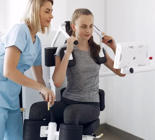 pediatrik fizik tedavi uygulanan kız çocuk