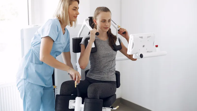 pediatrik fizik tedavi uygulanan kız çocuk