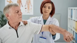 yatarak fizik tedavi gören adam