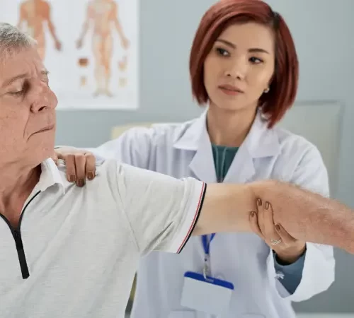 yatarak fizik tedavi gören adam