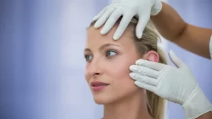 bb lazer tedavisi öncesi muayene edilen kadın