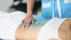 bel fıtığı fizik tedavi uygulanan kadın