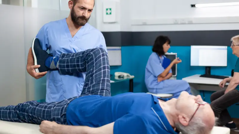 diz fizik tedavi uygulanan adam