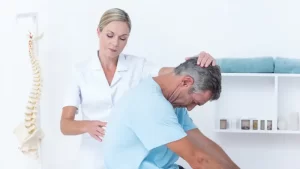 evde fizik tedavi sgk uygulaması yapılan adam