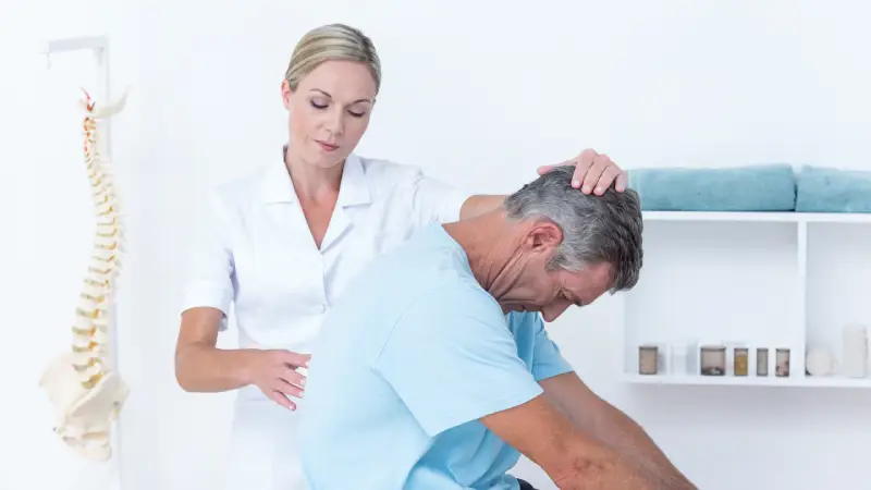 evde fizik tedavi sgk uygulaması yapılan adam