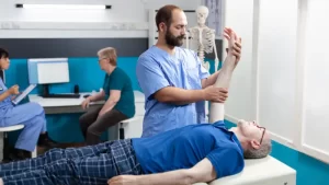 Evde Fizyoterapi yapılan hasta ve fizyoterapist