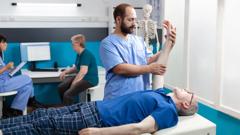 Evde Fizyoterapi yapılan hasta ve fizyoterapist