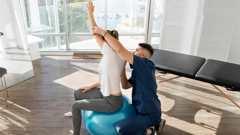 Evde fizyoterapi seansına nasıl hazırlanılır evde fizik tedavi uygulanan kadın