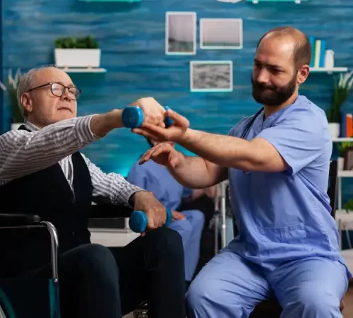 felç sonrası fizik tedavi yapılan adam