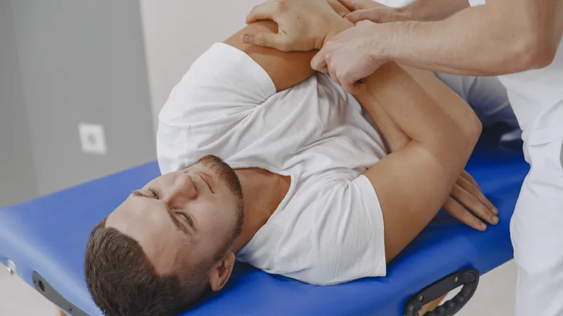 fizik tedavi ne kadar sürer fizik tedavi yapılan adam