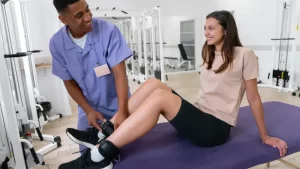 fizyoterapi egzersizleri yapılan kadın