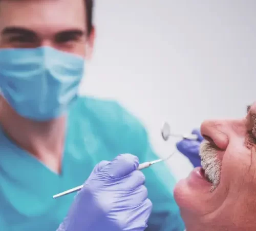 implant tedavisi acı verir mi implant uygulanan adam