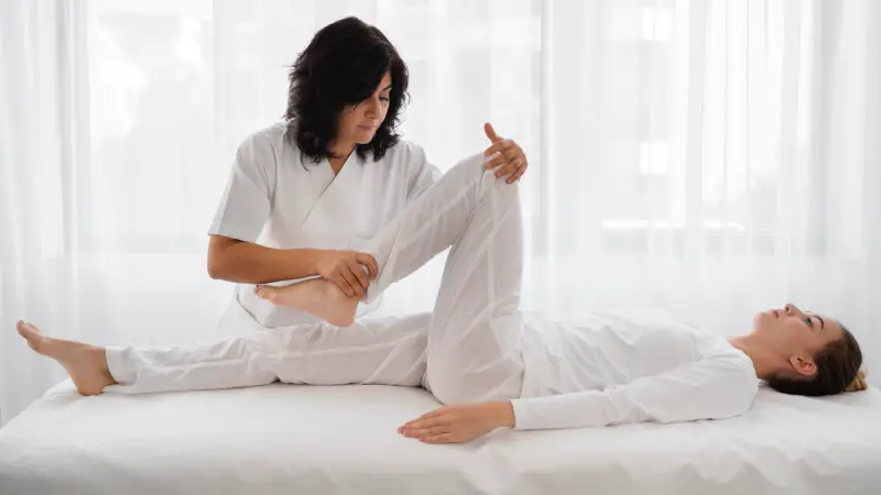 kalça ağrıları için fizik tedavi olan kadın ve fizyoterapis